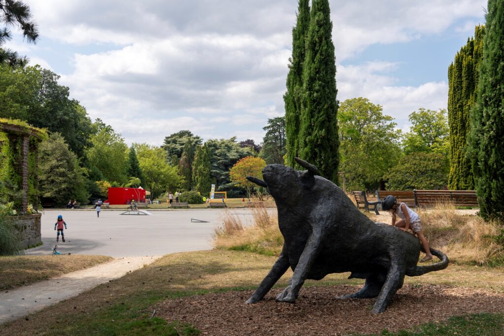 Sculpture de taureau au parc de Maurepas