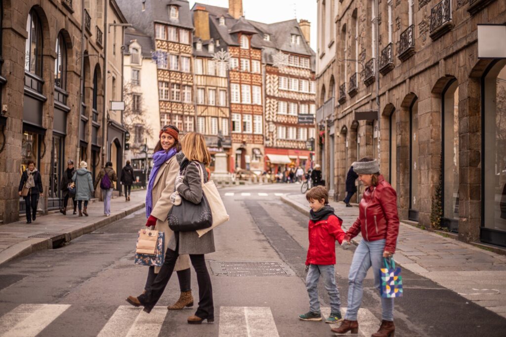 Shopping en famille dan les rues piétonnes de Rennes