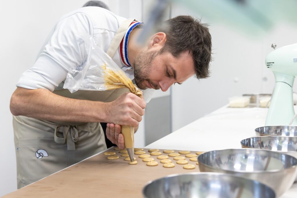 Le patissier et chocolatier rennais Yvan Chevalier en train de réaliser des macarons