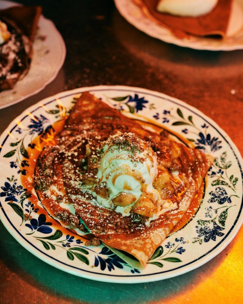 Crêpe avec boule de glace