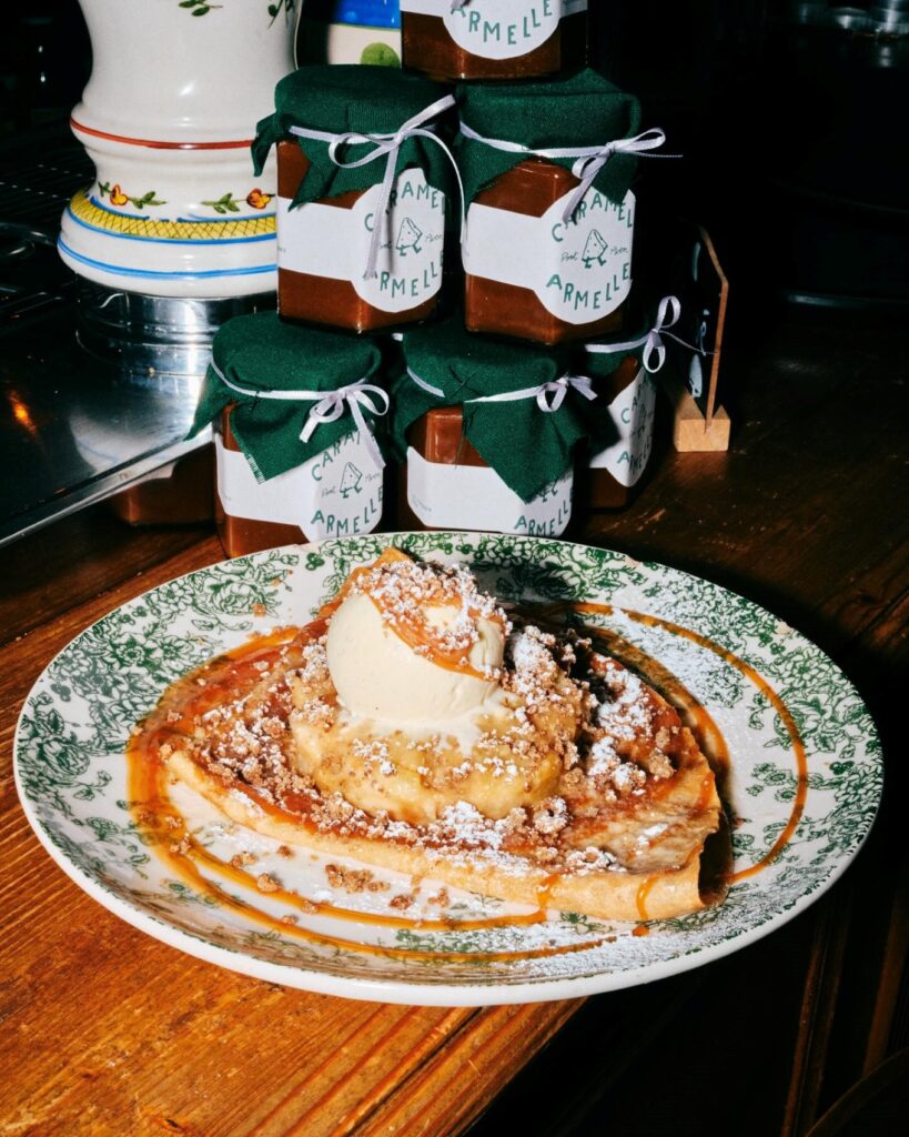 Crêpe avec boule de glace