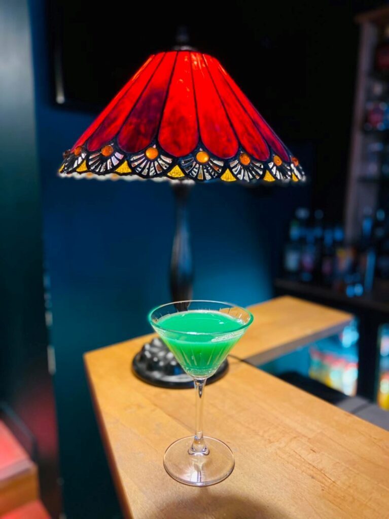 Lampe et cocktail