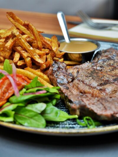 Plat de viande accompagné de frites et de salades dans le restaurant le Grill à Rennes