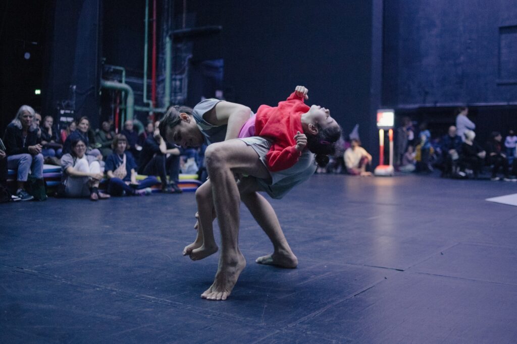 Deux danseurs devant public.