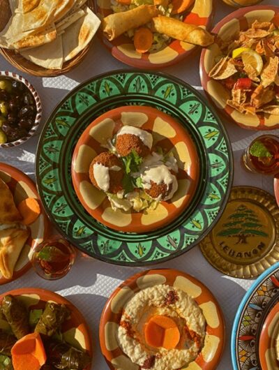 Présentation de plats libanais traditionnels du restaurant Le Méditerrannée à Rennes