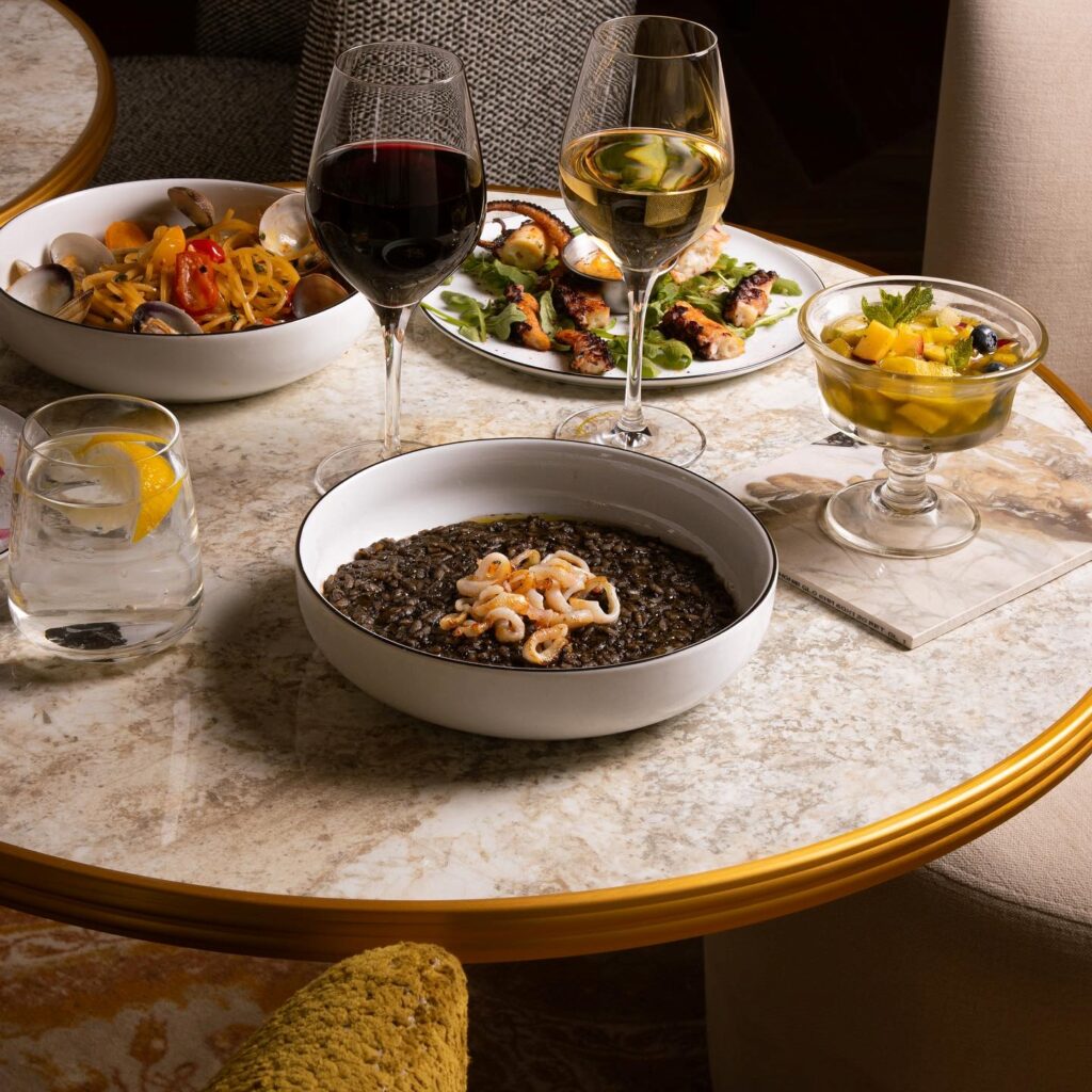 Table du Chabada avec plusieurs assiettes