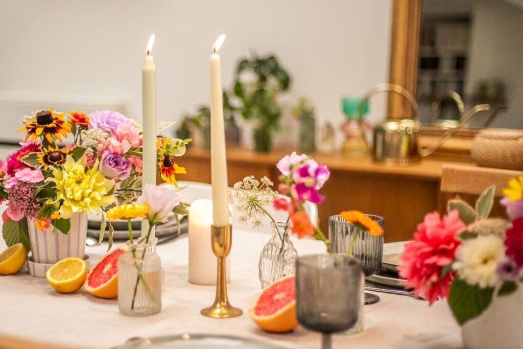 Table décorée de fleurs et de bougies