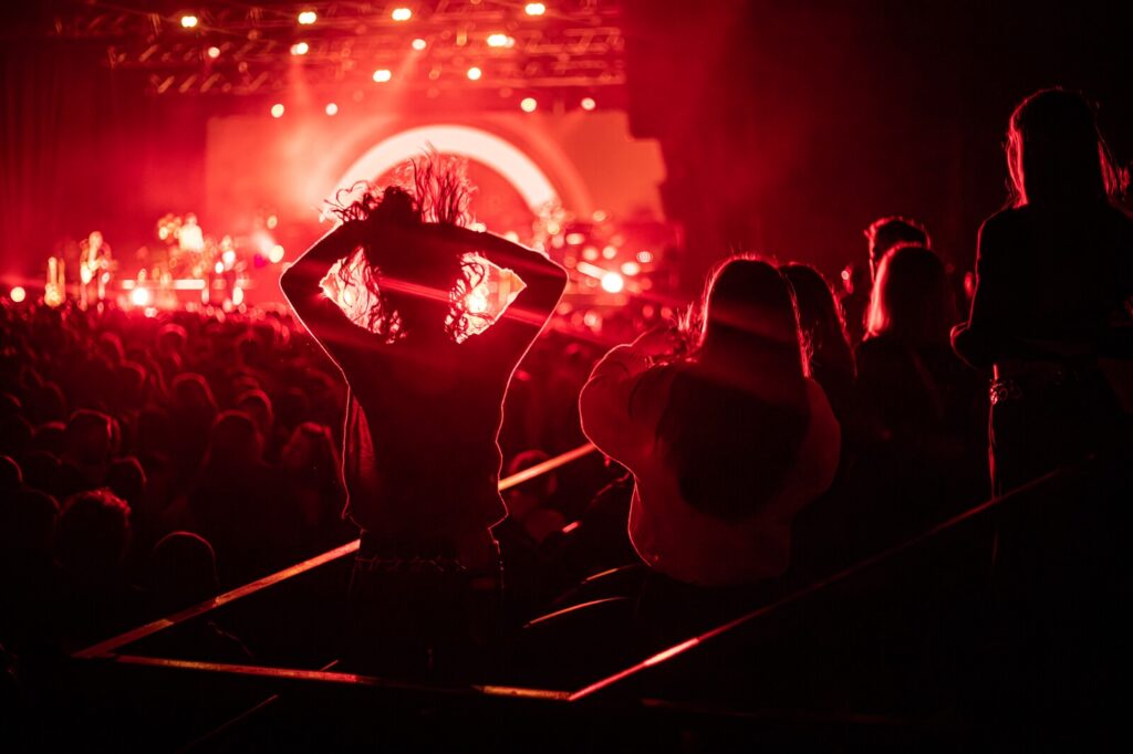 Jeunes femmes qui dansent pendant un concert au Liberté à Rennes