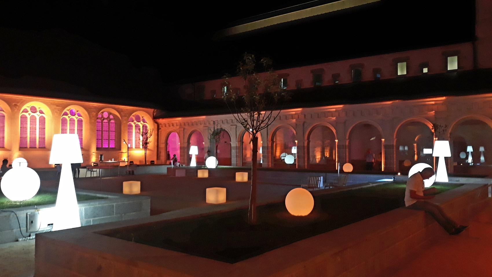 le cloître du Couvent des Jacobins de nuit