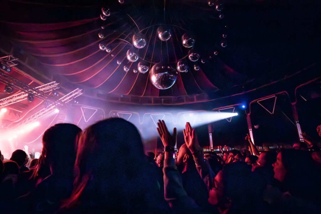 Une femme applaudit pendant un concert lors de l'édition 2024 du festival Mythos à Rennes.