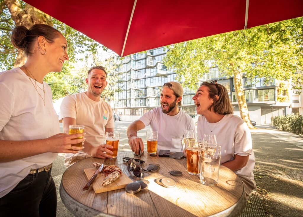 Groupe d'amis à la terrasse de la Cabane