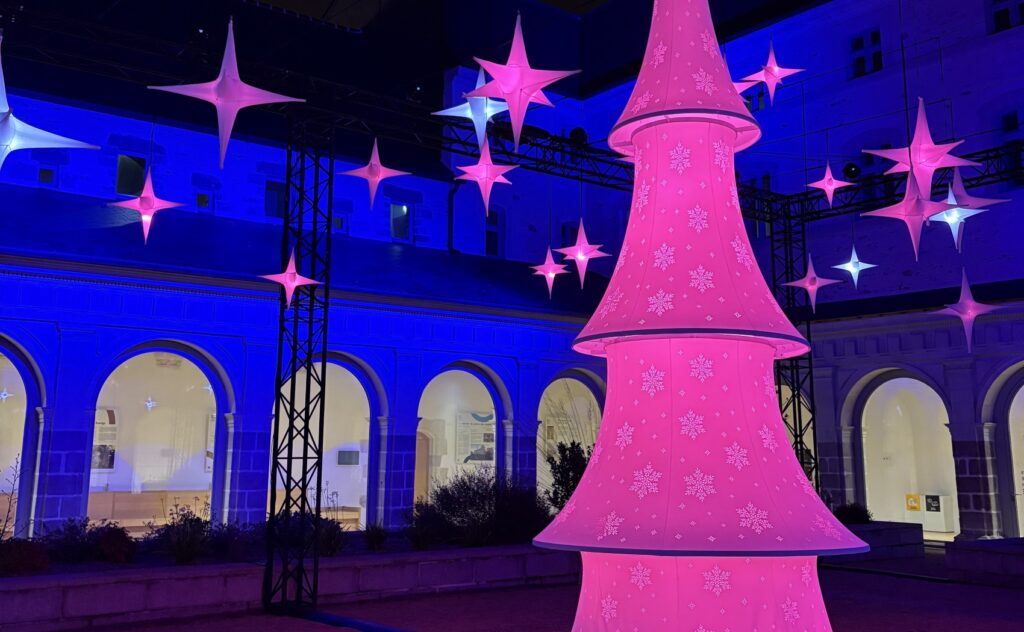 Mise en lumière du cloître pour les fêtes de fin d'année.