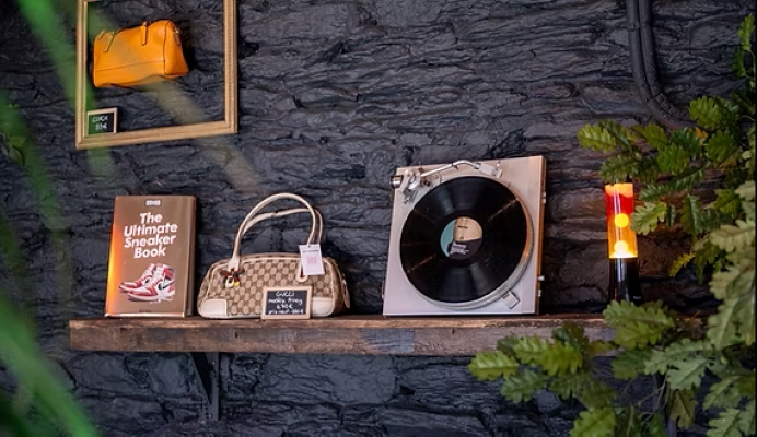 Etagère avec livre, sac à main et platine vinyle