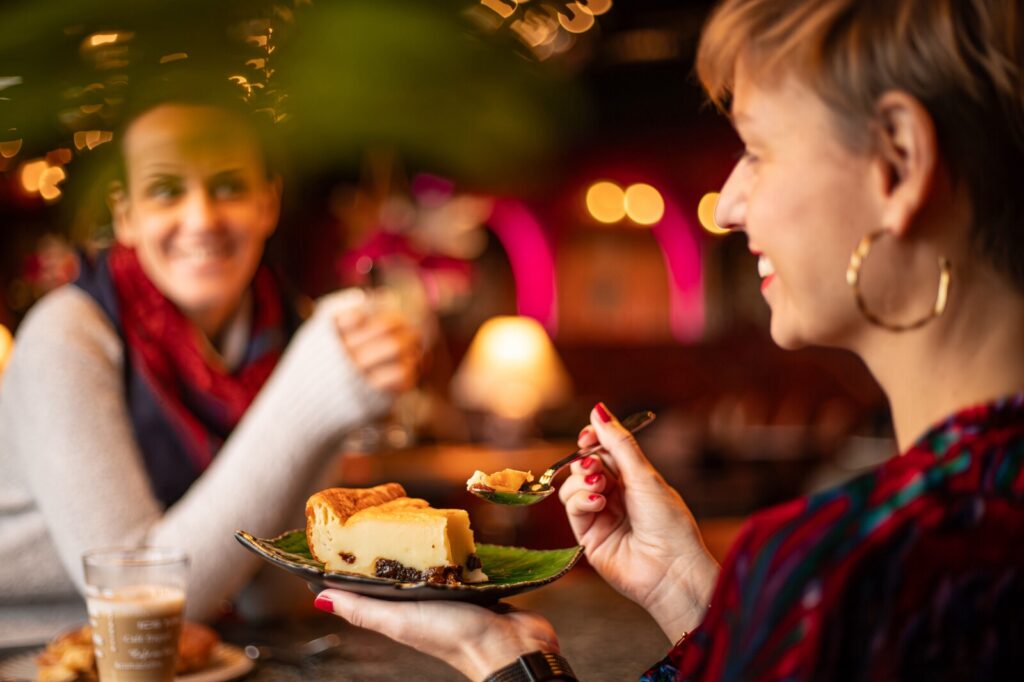 Deux femmes passent un moment convivial et gourmand dans le restaurant Andy à Rennes