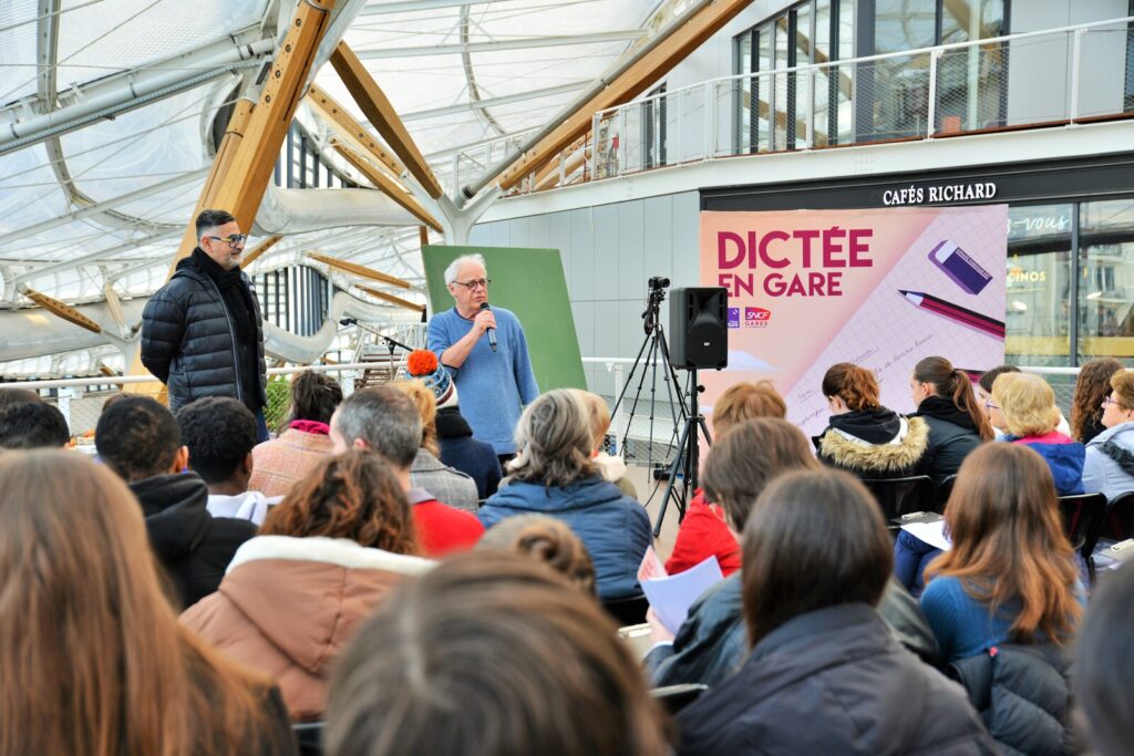 Public participant à Dictée en gare