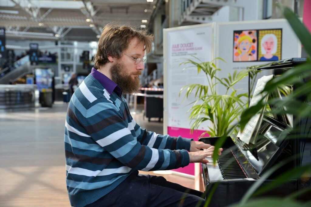 Joueur de piano, en gare de Rennes.