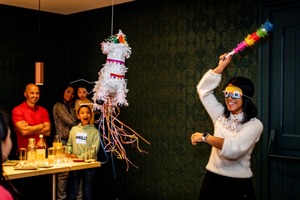 Une famille fait la fête avec une pinata au restaurant Territorio de Rennes