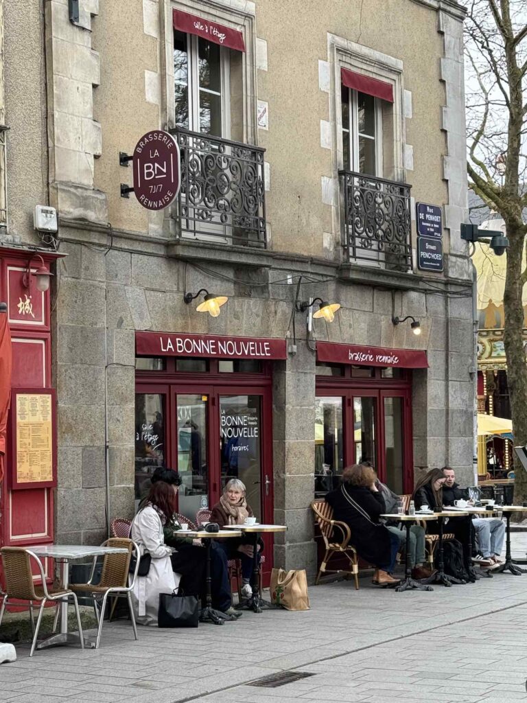 Personnes attablées à la terrasse de la brasserie La Bonne Nouvelle à Rennes