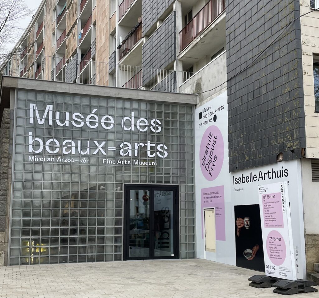 Le musée des beaux-arts de Maurepas se trouve juste en fac e de la station de métro Gros-Chêne