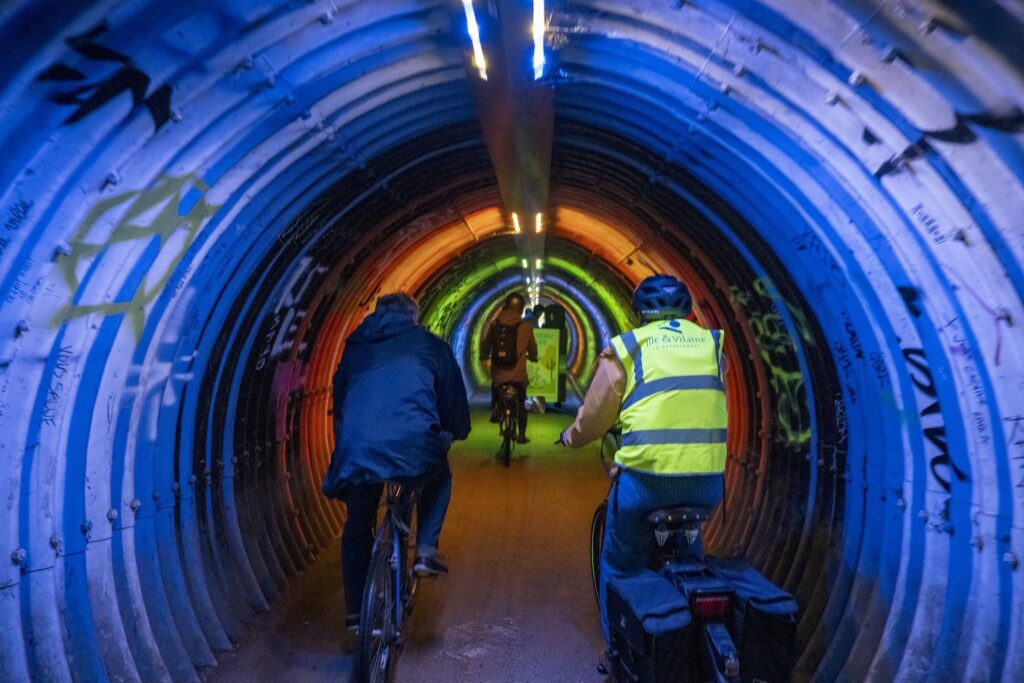 Des cyclistes traversent un tunnel du Réseau Express Vélo