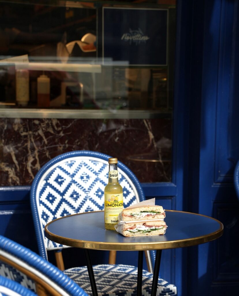 Focaccia et boisson à la terrasse de Novettino