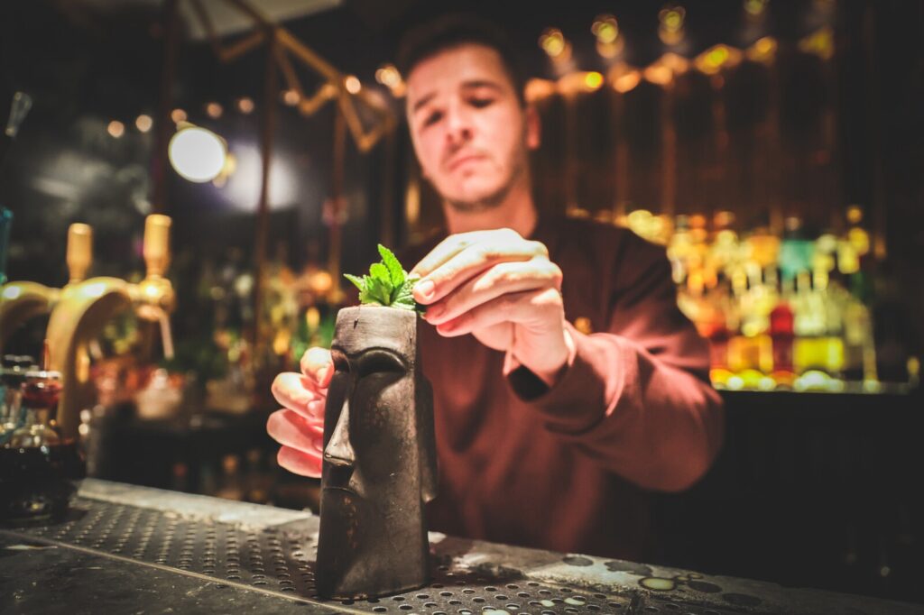 Préparation d'un cocktail par un mixologue au bar le Montfort