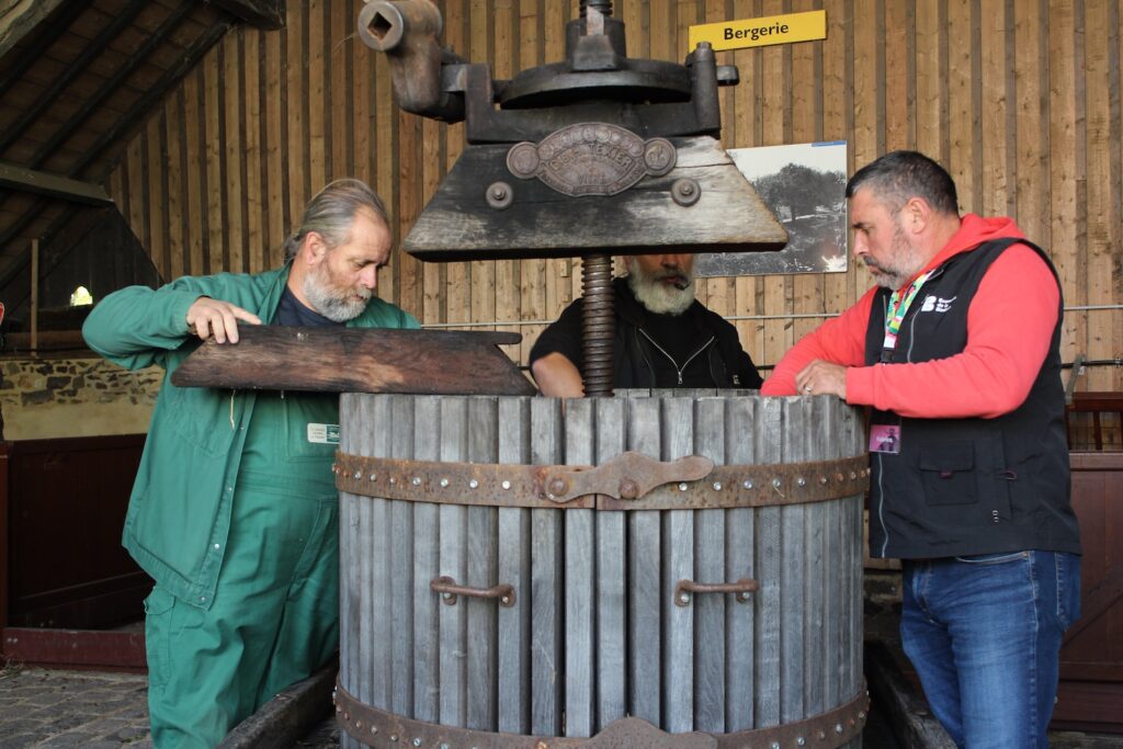 Démonstration de la fabrication du cidre lors de l'événement Cidre au pressoir à l'Écomusée de la Bintinais.