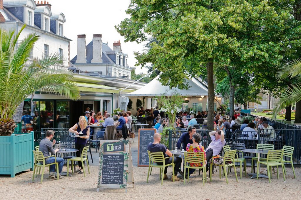 La terrasse du bar restaurant dans le jardin du Thabor à Rennes