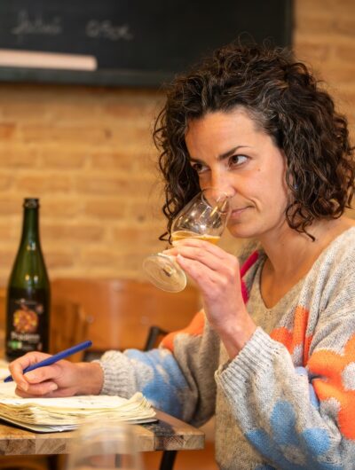 Virginie Thomas, sommelière du cidre en plein dégustation au restaurant la Baignoire